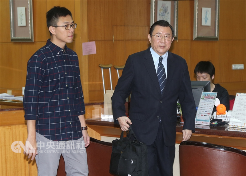 國民黨台北市長候選人丁守中辦公室發言人詹為元(左)、律師周國代(左2)26日前往台北地院撤回重新驗票聲請,改變訴訟策略,直接進入選舉無效訴訟程序。中央社記者鄭傑文攝 107年11月26日