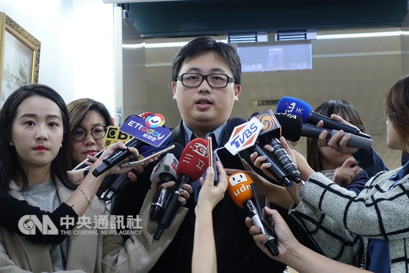 台北市政府發言人劉奕霆(中)26日表示,台北上海雙城論壇將以「循環經濟」為重點,暫定主論壇在12月20日舉行。中央社記者梁珮綺攝 107年11月26日