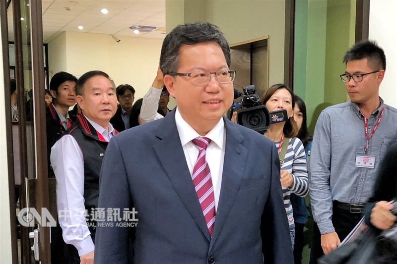桃園市長鄭文燦(前)26日晚間透過幕僚說,不會代理民進黨主席。(中央社檔案照片)