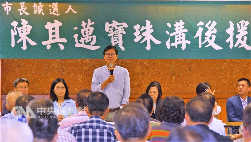 民進黨九合一大選挫敗,高雄市長候選人陳其邁(後左3)落選。辭去民進黨主席的蔡英文(後左4)27日下午到高雄參加陳其邁後援會會長座談,陳其邁率競選團隊一字排開聽取建言。中央社記者程啟峰高雄攝 107年11月27日