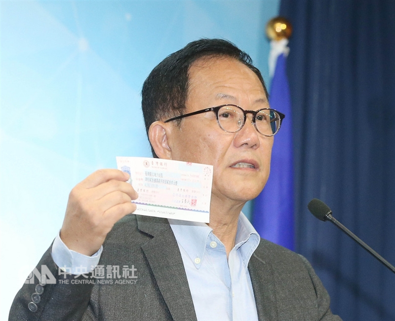 國民黨台北市長候選人丁守中以3254票敗選,原本向法院聲請重新驗票,但後又撤銷。丁守中(圖)28日召開記者會,亮出支票,表示已準備好向法院聲請驗票,且不接受黨內資助。中央社記者郭日曉攝 107年11月28日