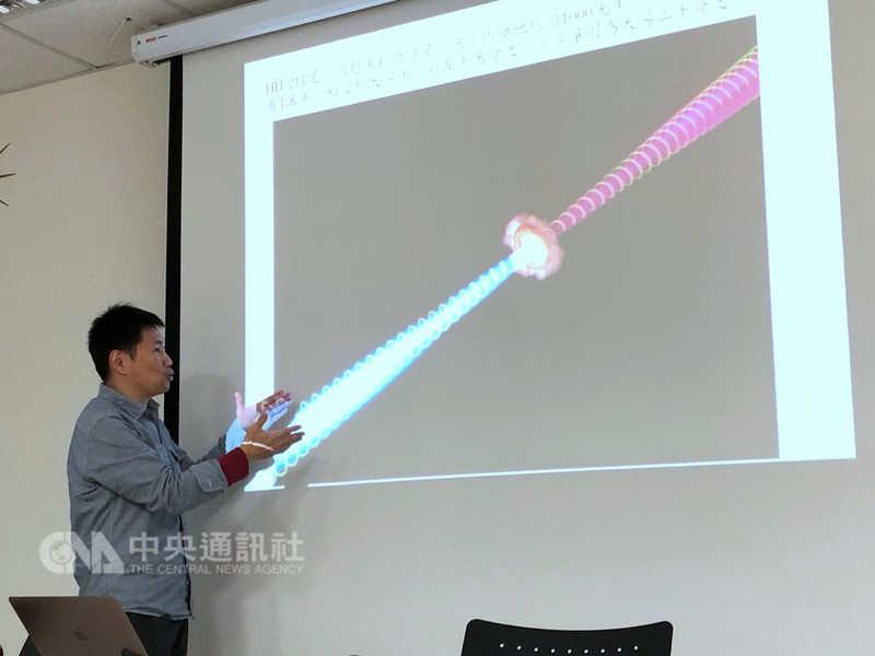 李景輝表示,中研院團隊觀測英仙座中的原恆星系統「HH 221」,它的年齡僅約一萬歲,是非常年輕的「恆星寶寶」。中央社記者陳至中台北攝 107年11月29日