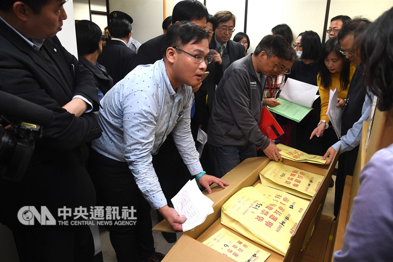 國民黨台北市長候選人丁守中聲請查封票匭重新計票案，台北地院法官及雙方律師29日下午到台北市選委會啟動重新計票的查封程序。　　中央社記者孫仲達攝 107年11月29日