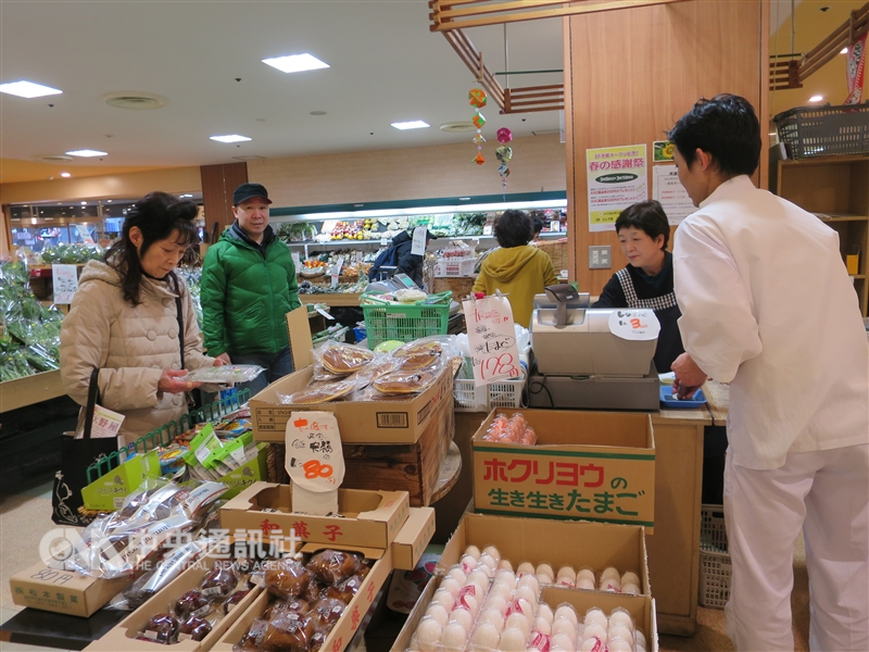 反核食公投過關,將禁止日本核區食品來台,日方29日揚言向WTO提出告訴。圖為福島農產品店。(中央社檔案照片)