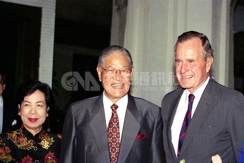 美國前總統布希(右)1993年11月訪台,當時的李登輝總統(中)與夫人曾文惠(左)親往桃園中正機場迎接。(中央社檔案照片)