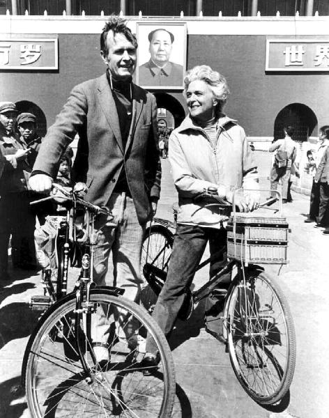 老布希於1974年擔任美國駐北京聯絡處第二任主任期間,在天安門廣場前騎腳踏車。(圖取自老布希總統圖書館及博物館網頁bush41library.tamu.edu)