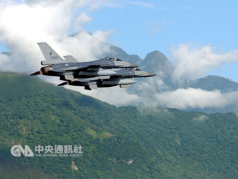 老布希擔任美國總統期間,決定出售F-16戰機給台灣。圖為F-16戰機在台海巡邏。(中央社檔案照片)
