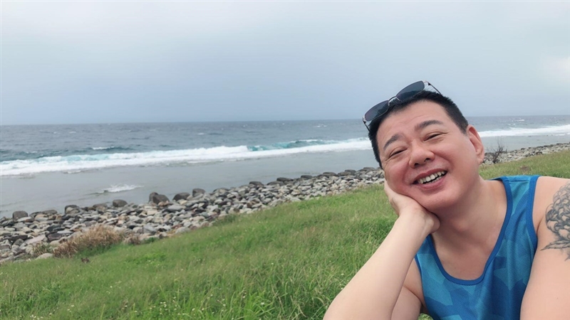 藝人安迪因不敵病魔2日逝世，享年57歲。（圖取自facebook.com/monicachen55/）