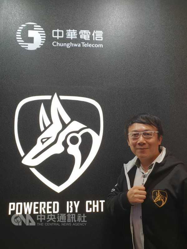 中華電信6日正式發表電競圖騰,推出全新電競次品牌形象,以「台灣黑犬」作為意象,傳遞「守護,無所不在」的精神,也意味著中華電踏上時代浪尖,未來全力角逐電競產業商機。圖為中華電信行銷處協理陳建志。中央社記者江明晏攝 107年12月6日