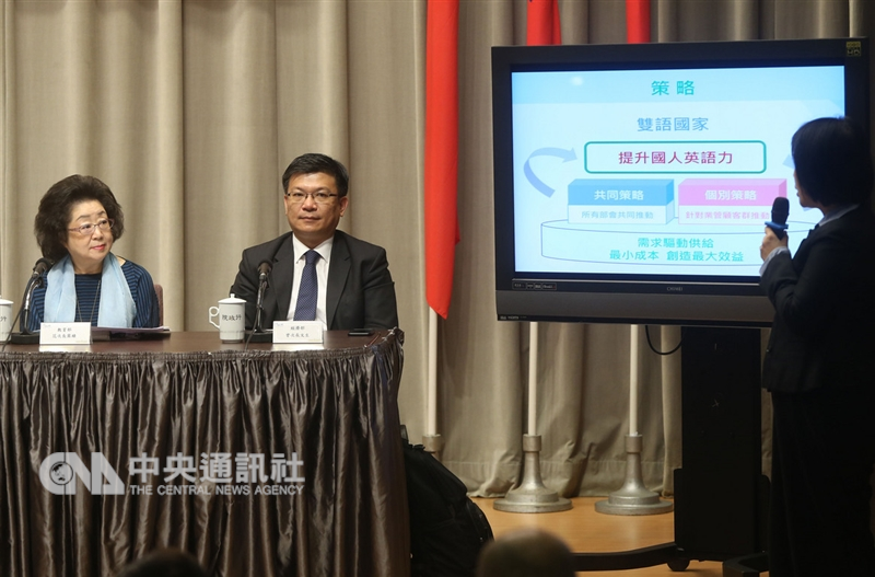 行政院會後記者會6日在行政院新聞中心舉行,國發會簡報「2030雙語國家政策發展藍圖」,教育部次長范巽綠(左)出席。中央社記者鄭傑文攝 107年12月6日