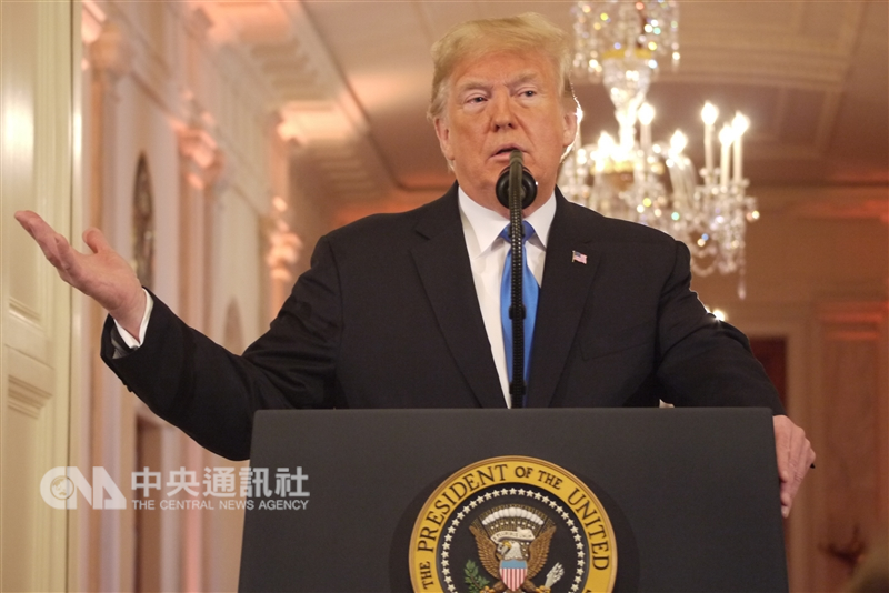 美國總統有時會在白宮東廂走廊發表談話。圖為美國期中選舉後,總統川普在東廂走廊舉行記者會。(中央社檔案照片)