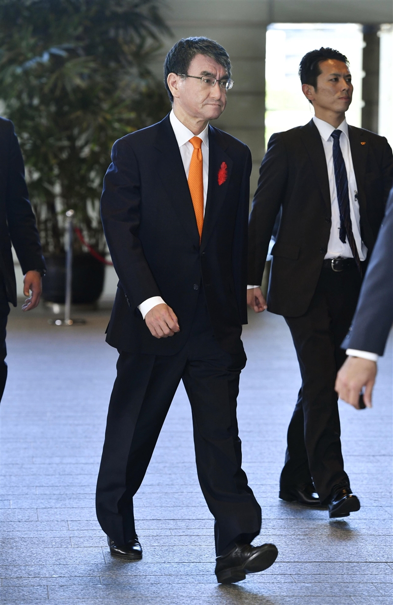 日本外相河野太郎(前)日前表示,雖然期待台灣能基於科學根據早日解除進口日本食品管制,但結果非常令人遺憾。(檔案照片/共同社提供)