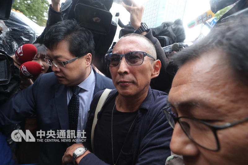 導演鈕承澤（中）捲入性侵案，7日上午在律師陪同下，赴台北市大安警分局說明。中央社記者吳家昇攝 107年12月7日