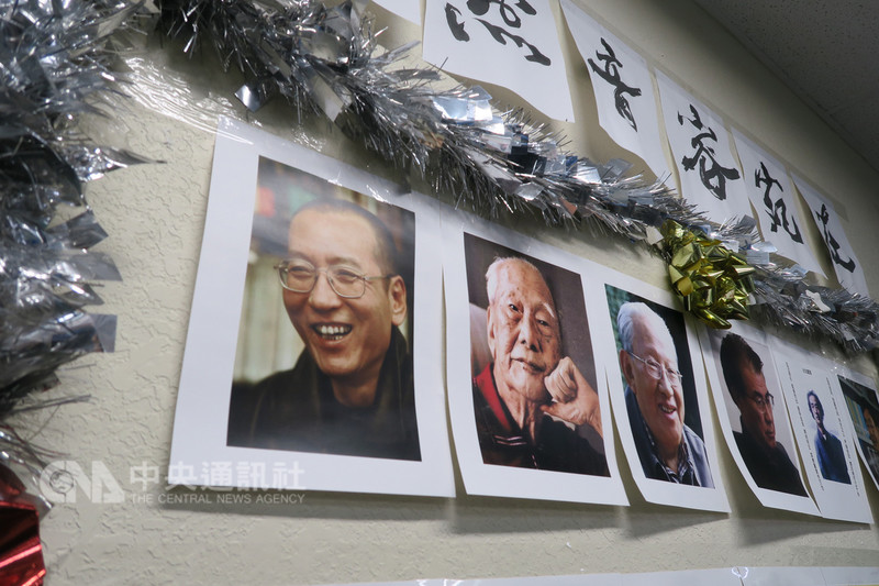 紐約舉辦「零八憲章」10週年紀念活動,牆上貼著10年來逝世的12名連署者照片,包括2017年7月13日病逝的諾貝爾和平獎得主劉曉波(左1)。中央社記者尹俊傑紐約攝 107年12月9日