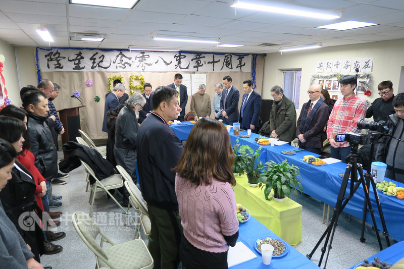 已故諾貝爾和平獎得主劉曉波等人發起的「零八憲章」問世滿10年,中國民主黨等組織在紐約舉辦紀念活動,與會人士為劉曉波等10年來逝世的12名連署者默哀。中央社記者尹俊傑紐約攝 107年12月9日