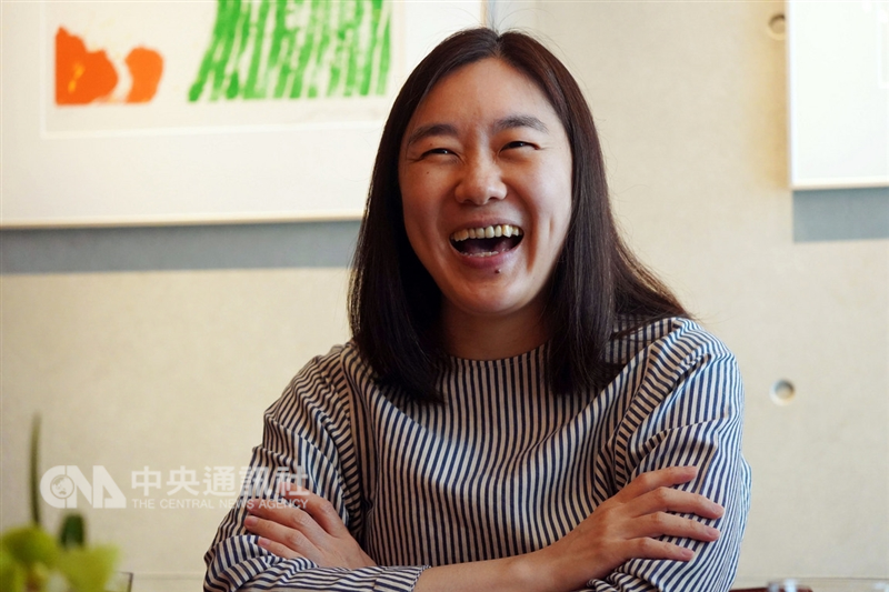 誠品生活董事長吳旻潔接受中央社記者專訪，面對記者提問父親對女兒說過最難忘的讚美，她遲疑了幾秒鐘後說：「應該是對身高的讚美吧。」中央社記者孫仲達攝 107年12月9日
