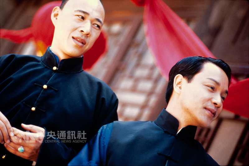 華語影壇經典「霸王別姬」今年推出25週年數位修復版,監製徐楓10日在台北受訪時透露,導演陳凱歌起初沒有決定要已故巨星張國榮(右)飾演「程蝶衣」,但在他們兩人聊過後,陳凱歌一看到張國榮抽菸的感覺,「就覺得這個角色非他莫屬」。(甲上提供)中央社記者江佩凌傳真 107年12月10日