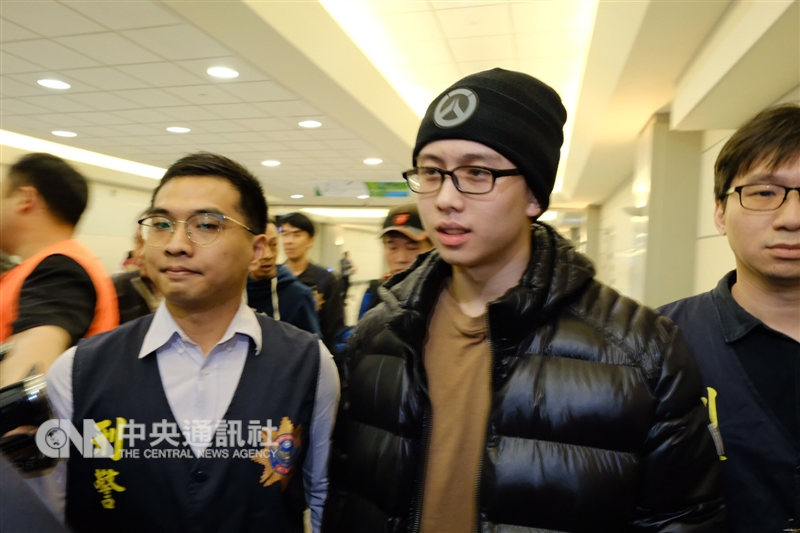 藝人孫鵬（後右2）與狄鶯之子孫安佐（前左2）在美國非法持有彈藥，聯邦法院日前判決刑滿獲釋並遞解出境，孫安佐11日晚間返抵桃園機場，隨後由警方帶往士檢。 中央社記者吳睿騏桃園機場攝　107年12月11日