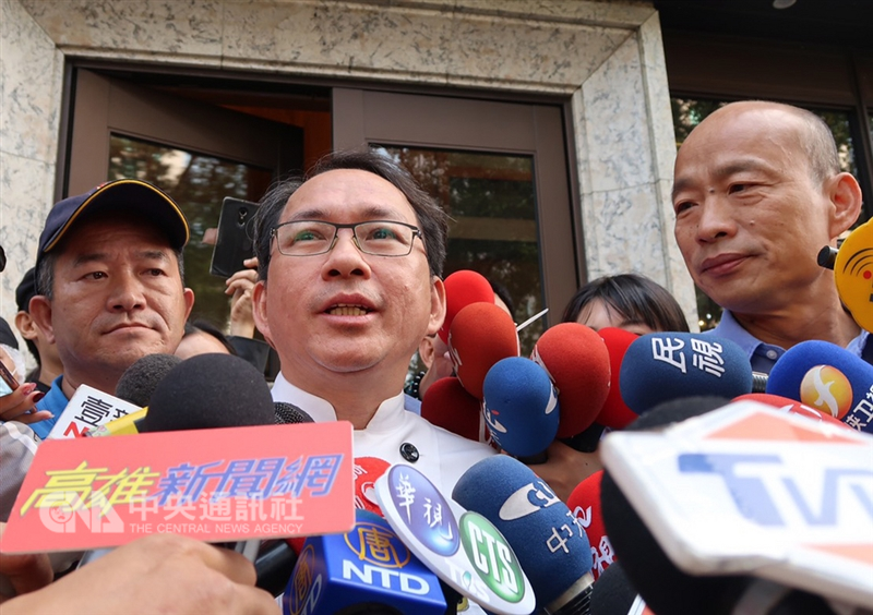 國民黨籍高雄市長當選人韓國瑜(右)11日陪同麵包師傅吳寶春(左2)對外說明,韓國瑜說,吳寶春只會做麵包不懂政治,這次事件讓吳寶春被搞得滿頭包,盼大家珍惜吳寶春。中央社記者王淑芬攝 107年12月11日