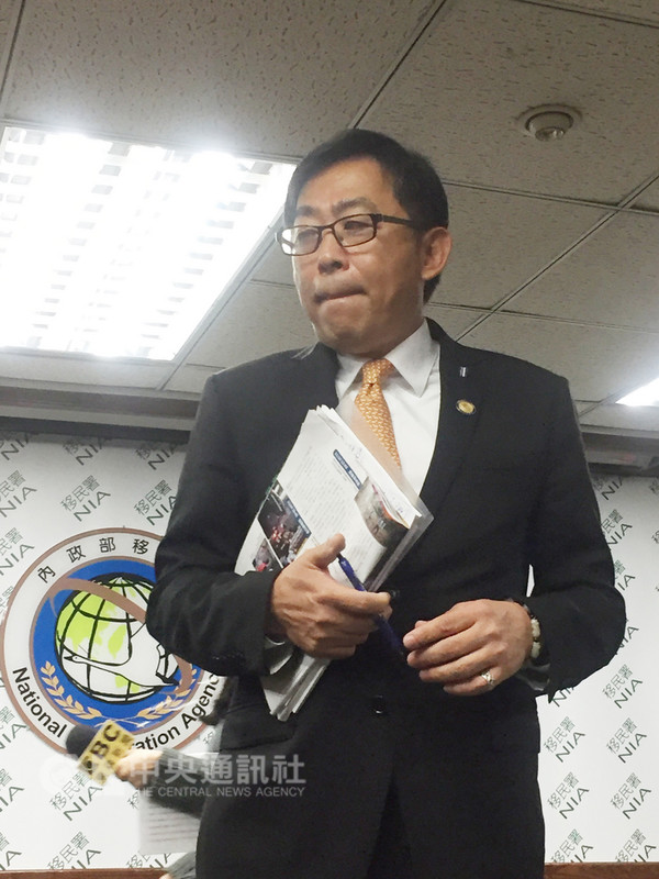 移民署長楊家駿遭媒體報導以公務視察之名，帶妻吃喝玩樂，事後還申請差旅費。楊家駿12日召開記者會表示，相關住宿交通都是自費並未報帳核銷，自己問心無愧可受公評。中央社記者黃麗芸攝　107年12月12日
