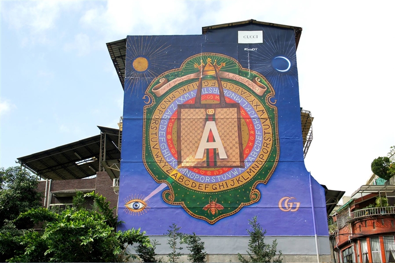 全球第6面GUCCI藝術牆首次在台灣台北市永康街現身,也讓手繪看板畫師顏振發登上國際媒體。(圖取自www.facebook.com/GUCCI)