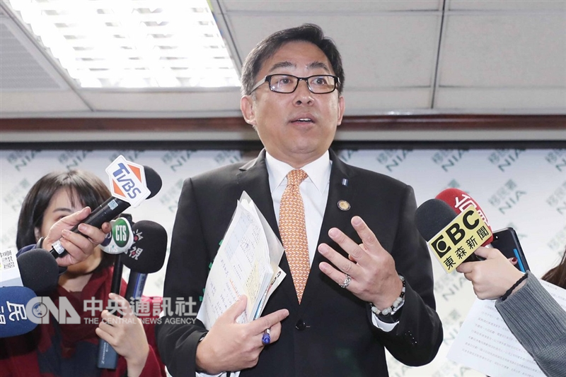 有媒體報導移民署長楊家駿以公務視察之名帶太太到處吃喝玩樂；內政部表示，本案已造成社會觀感不佳，影響政府機關形象，將先行調整楊家駿職務。楊家駿（前）12日上午在移民署舉行記者會說明。中央社記者吳翊寧攝 107年12月12日