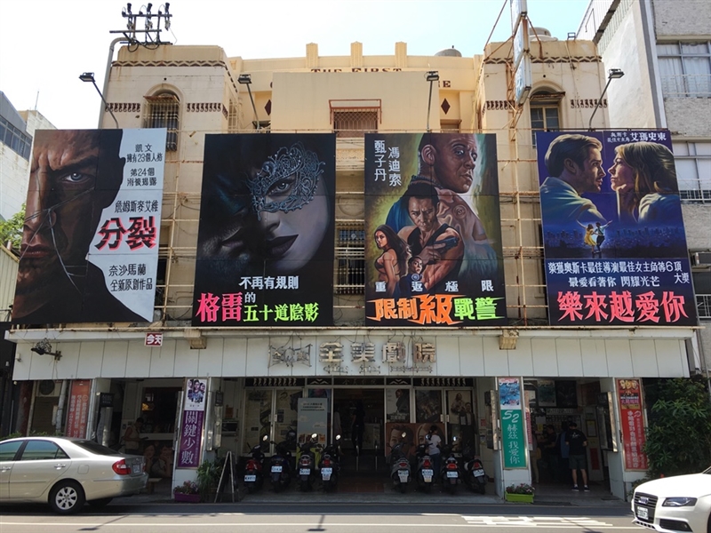 台南全美戲院以手繪電影看板聞名,因這項技藝瀕臨失傳,使畫師顏振發受到媒體重視。(中央社)