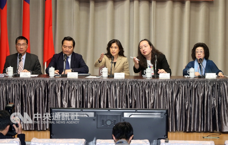 行政院會後記者會13日在行政院新聞中心舉行,由發言人Kolas Yotaka(谷辣斯.尤達卡)(中)主持,內政部長徐國勇(左)、政務委員羅秉成(左2)、政務委員唐鳳(右2)、教育部次長范巽綠(右)出席說明防治假訊息政策。中央社記者鄭傑文攝 107年12月13日