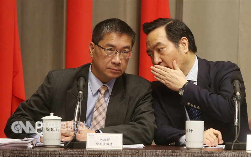 行政院會後記者會13在行政院新聞中心舉行,會中提出防治假訊息危害專案報告,內政部長徐國勇(左)、政務委員羅秉成(右)交換意見。中央社記者鄭傑文攝 107年12月13日