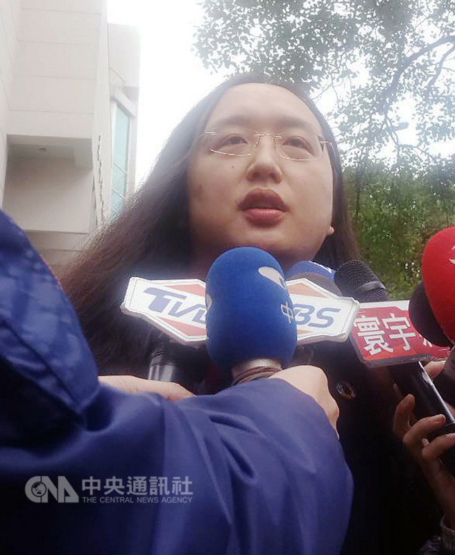 政府打擊假訊息推動相關修法,行政院政務委員唐鳳14日上午列席民進黨立法院黨團會議後受訪表示,都是以「不但不侵犯、甚至連碰言論自由的紅線都不會碰」的方式來處理。中央社記者溫貴香攝 107年12月14日