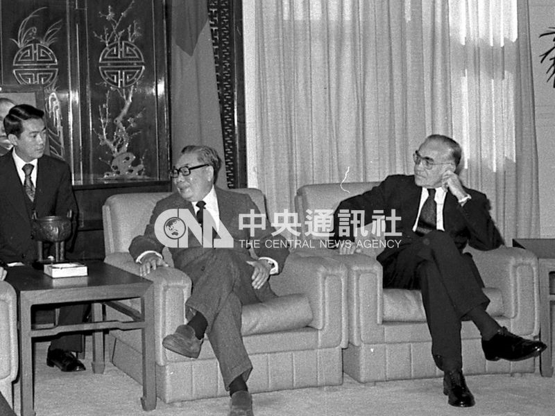 40年前台美風雲變色的那一夜,總統府秘書兼新聞局副局長宋楚瑜(左)與美國駐華大使安克志(右)往來聯繫,宋楚瑜趕抵七海官邸叫醒總統蔣經國(中)。圖為安克志陪同蔣經國接見外賓。(中央社檔案照片)