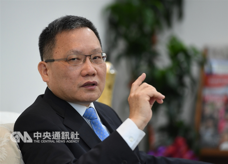 財政部長蘇建榮接受中央社專訪時強調,海外資金匯回,「不是財政部單獨可以決定」,但他也重申,明年2月海外資金匯回專法草案一定會出爐。中央社記者王飛華攝 107年12月16日