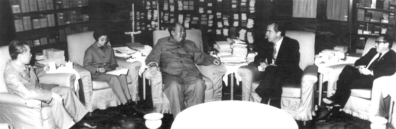 1972年季辛吉(右1)陪同美國總統尼克森(右2)訪中,會見毛澤東(中)、周恩來(左)。(檔案照片/中新社提供)