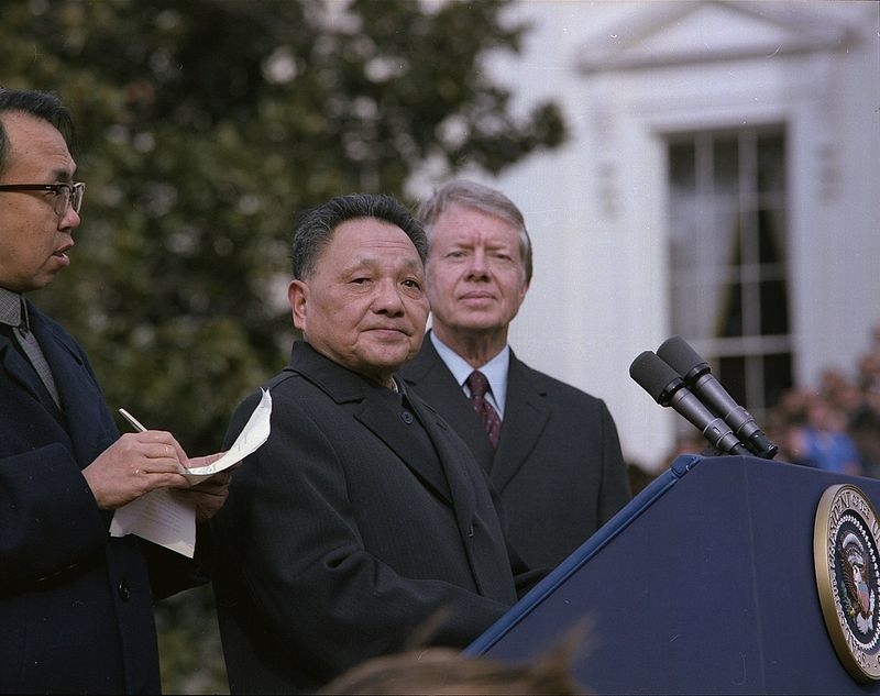1979年時任中國副總理鄧小平(中)訪美,和當時美國總統卡特(右)同台。(圖取自維基共享資源,版權屬公有領域)
