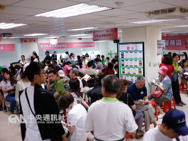 稅制優化方案今年上路,108年報稅時,年收新台幣40.8萬元以下的單身上班族,或是年收123.2萬以下的4口之家,皆免繳稅。圖為民眾等待報稅畫面。(中央社檔案照片)