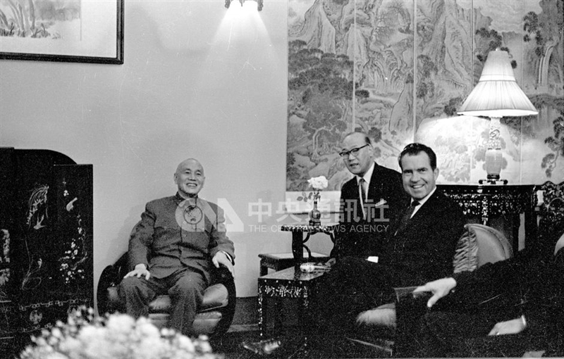 尼克森(右)1964年訪台時,受到時任中華民國總統蔣介石(左)熱情接待。(中央社檔案照片)