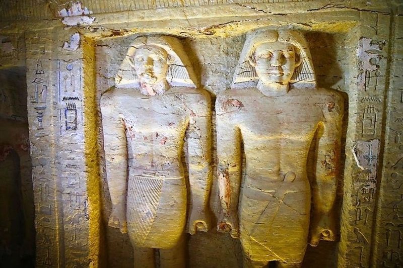 埃及考古學家發現4400年前大祭司的巨型古墓，因隱身山脊下方，不曾遭掠奪，保存特別完好，堪稱「數十年來絕無僅有」的發現。（圖取自twitter.com/antiquitiesof）
