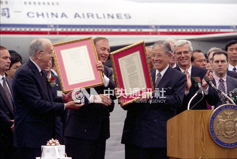 時任總統李登輝(前右)1995年訪美,美國聯邦參議員穆考斯基(前中)與赫姆斯(前左)接機時,將裱褙好的「參議院通過支持李總統訪美決議案」送給李登輝。(中央社檔案照片)