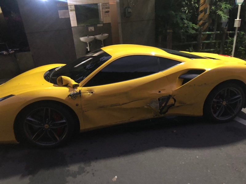 多輛法拉利車主16日車聚,相約石碇雙溪口淡蘭古道停車場外集合,林男清晨5時40分開車行經此路段時,與4輛法拉利發生車禍,維修費用恐逾千萬元。(翻攝畫面)中央社記者林長順傳真