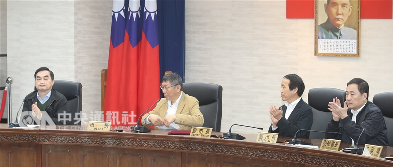 台北市長柯文哲（左2）18日出席台北市政府第6屆市府團隊總辭典禮並致詞，副市長林欽榮（右2）、鄧家基（左）與陳景峻（右）出席。中央社記者張新偉攝 107年12月18日