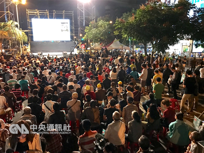 九合一選舉落幕,刑事局偵破多起散播假訊息案及賄選案。圖為九合一選舉候選人舉辦開票之夜。(中央社檔案照片)