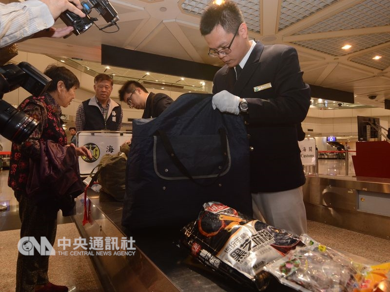 為防堵非洲豬瘟隨豬肉製品入侵台灣,提高旅客違規攜帶肉品入境罰鍰。圖為海關加強旅客行李稽查任務。(中央社檔案照片)