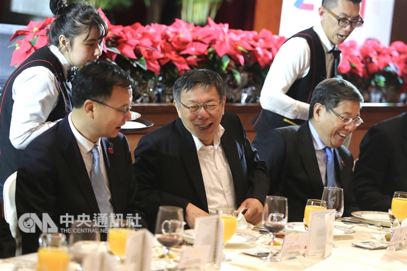台北上海雙城論壇歡迎晚宴19日在圓山大飯店登場,台北市長柯文哲(中)席間與上海市常務副市長周波(左)親切互動。中央社記者徐肇昌攝 107年12月19日