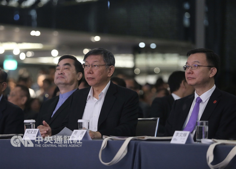 台北上海雙城論壇20日在晶華酒店登場,台北市長柯文哲(中)、台北市副市長鄧家基(左)與上海市常務副市長周波(右)上午出席開幕式。中央社記者徐肇昌攝 107年12月20日