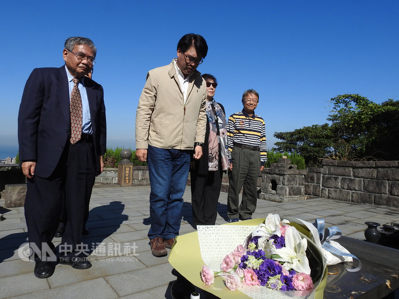 民進黨主席參選人游盈隆(前左2)20日在前黨主席黃信介弟弟黃天福(左)等人陪同下,前往新北市八里區黃信介的墓前獻花祭拜。中央社記者王鴻國攝 107年12月20日