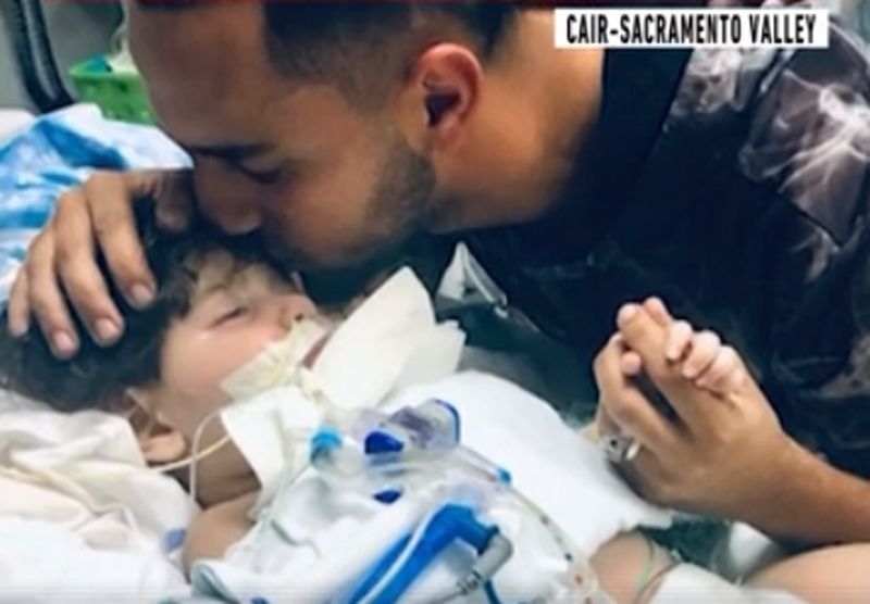 罹患罕見疾病的2歲男童阿布杜拉.哈山和他的父親一樣是美國公民,但媽媽是葉門國民,在美國總統川普下令禁止葉門等6國的人民入境後,一家人就一直無法團聚。(圖取自www.facebook.com/cairsacramento)
