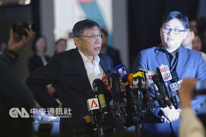 台北上海雙城論壇20日上午在晶華酒店登場,台北市長柯文哲(左)在開幕式後受訪,媒體針對「兩岸一家親」議題頻頻提問。中央社記者徐肇昌攝 107年12月20日