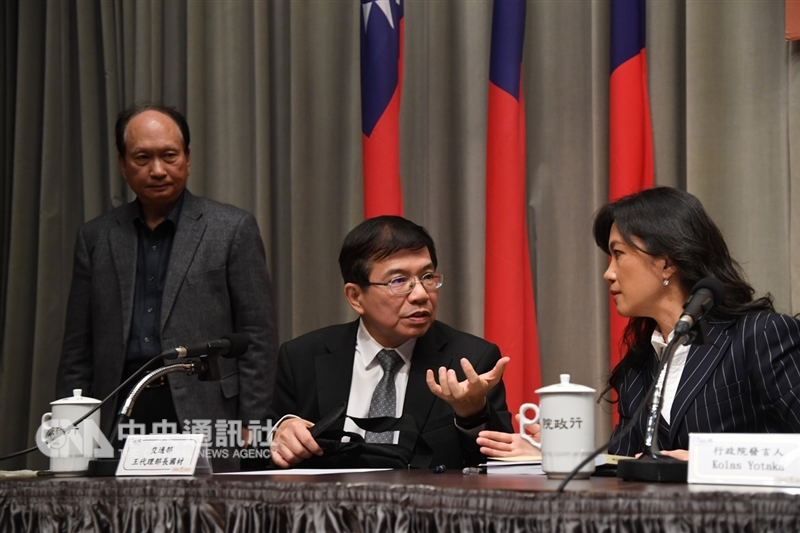行政院21日下午舉行記者會提出普悠瑪事故最終報告,行政院政務委員吳澤成(左起)、交通部代理部長王國材、行政院發言人Kolas Yotaka(谷辣斯.尤達卡)出席,會中公布懲處建議。中央社記者王飛華攝 107年12月21日