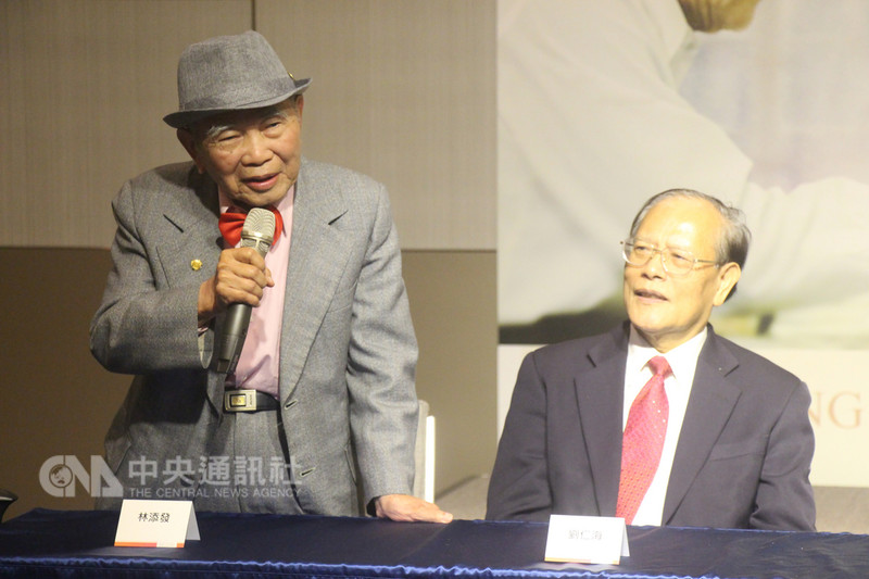 91歲林添發（左）17年前失智，智力退化僅剩7歲，但他正面迎戰，每天參加活動甚至求學，今年拿到碩士學位。（天主教失智老人基金會提供）中央社記者陳偉婷傳真　107年12月23日