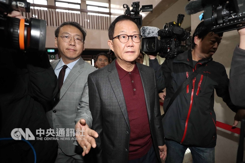 國民黨台北市長候選人丁守中(前中)日前提選舉無效訴訟,台北地方法院24日上午開庭,丁守中在律師陪同下出庭。中央社記者吳翊寧攝 107年12月24日